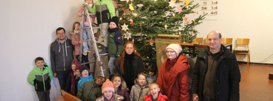 Christbaumschmücken in der Schopper Kirche