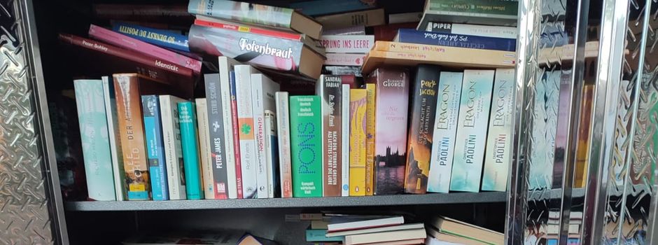 Bücherschrank überfüllt
