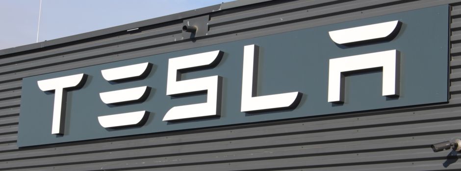 Automeile in Augsburg-Gersthofen: Tesla zieht neben Porsche ein