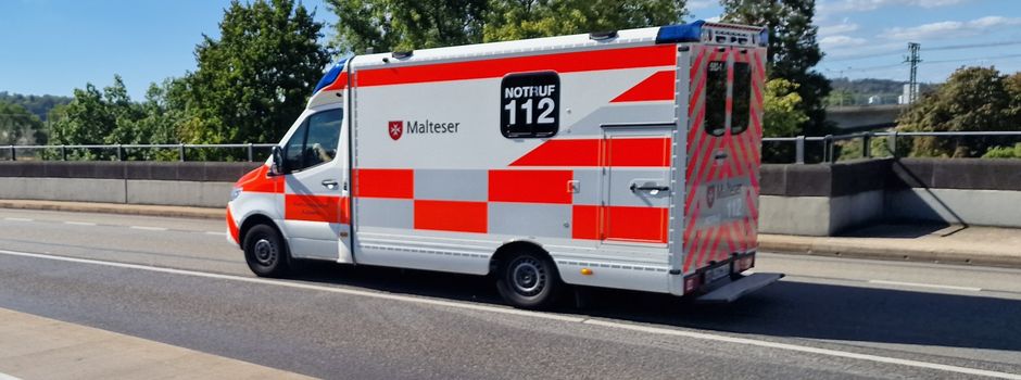 Blutlache am Florinsmarkt in Koblenz: Mann schlägt Scheibe mit Faust ein