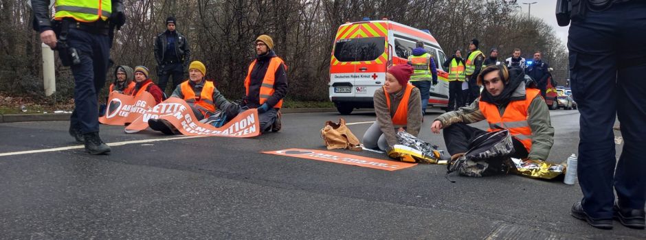 Klima-Kleber legen Verkehr in Mainz lahm