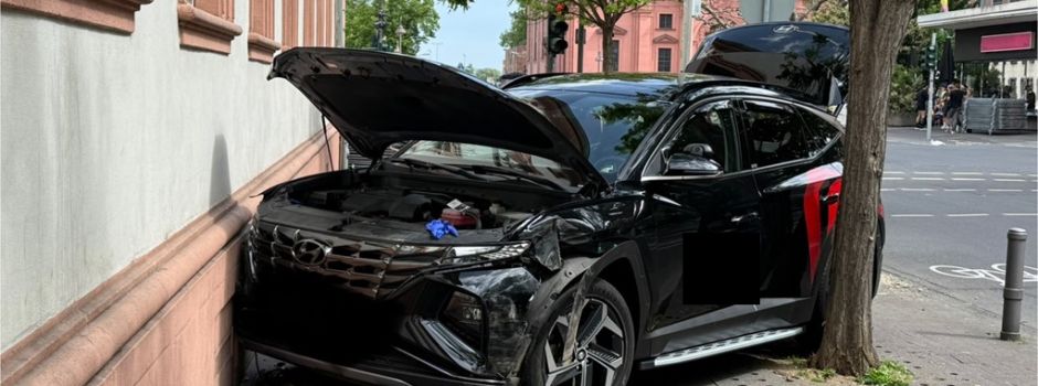 Fahrschülerin kracht mit Auto gegen Mainzer Landesmuseum