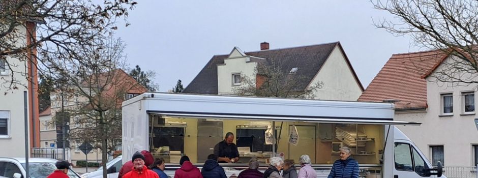 Frischer Fisch auf dem Dorfplatz in Röderau 