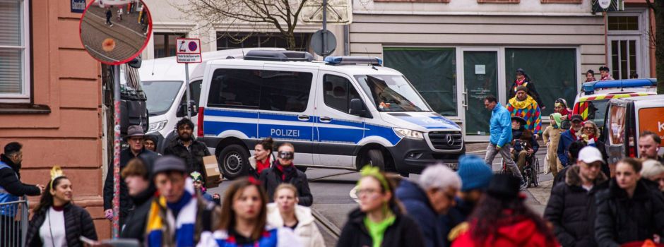 Mainzer Straßenfastnacht: Scheibe an fahrendem Streifenwagen eingeschlagen