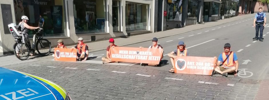 Klimakleber in Worms: Polizei löst Aktivisten von der Straße