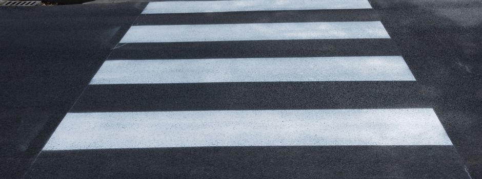 Niedernhausen: Autofahrer fährt Frau auf Zebrastreifen an und flüchtet