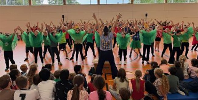 Tanzprojekt „move it“: Wenn Gelb die Sonne und Rot das Feuer tanzt