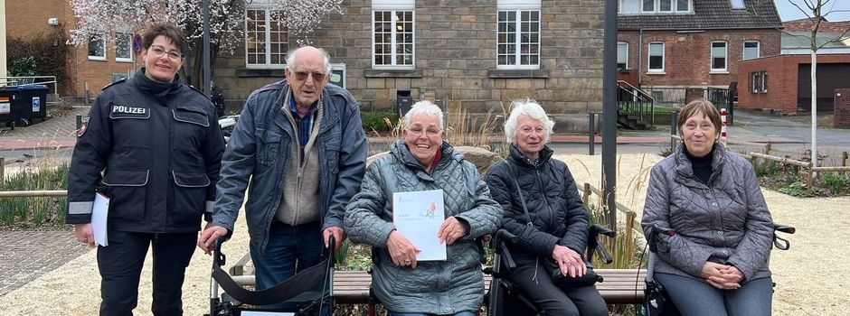 Senioren üben den Umgang mit dem Rollator