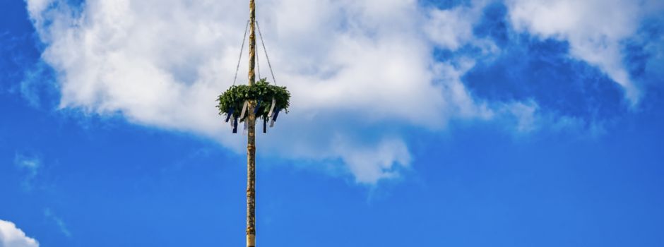 Traditionelles Maibaum-Stellen