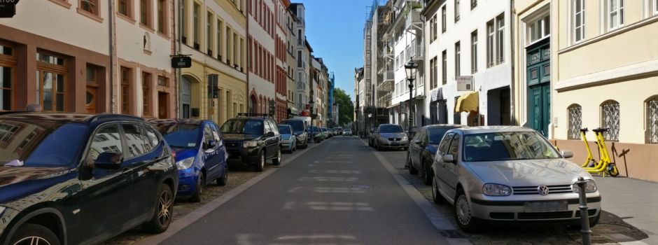 Mann randaliert vor Mehrfamilienhaus in der Mainzer Altstadt