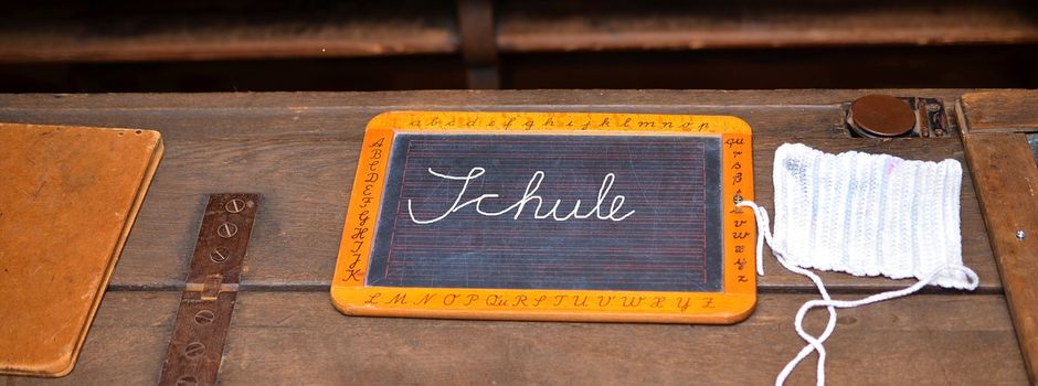 Dekoration für die „Alte Schule“ gesucht!