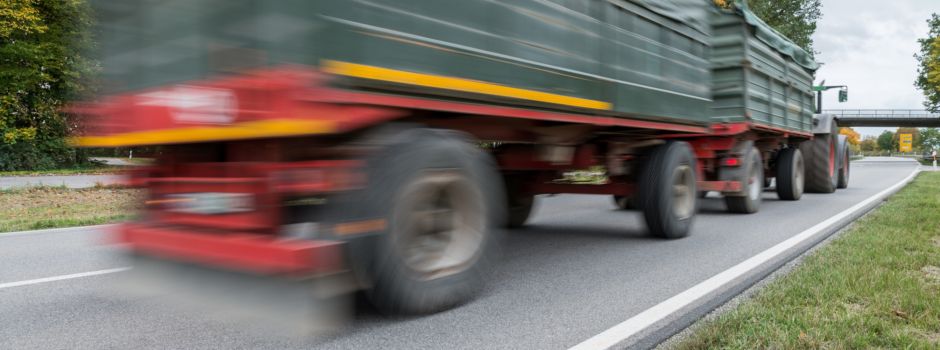 Umgekippter Anhänger blockiert Straße