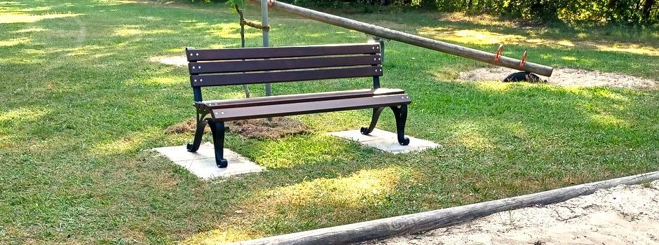 Neue Bank auf dem Spielplatz Westerblöcken