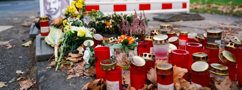 Trauer um Todesopfer: Blumen und Kerzen am Unfallort