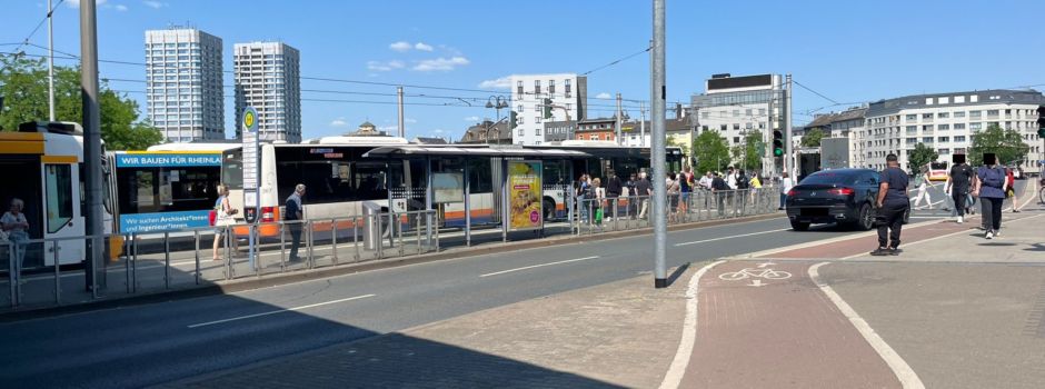 Vollbremsung wegen Radfahrer – Frau bei Sturz in Bus verletzt
