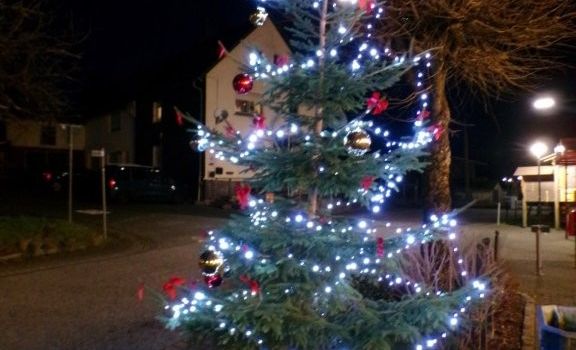 Treffen am Weihnachtsbaum