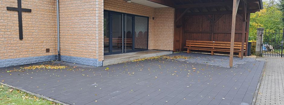 Vorplatz der Friedhofshalle neu gestaltet!