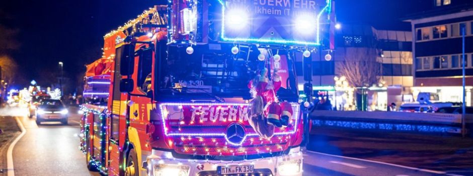 Geschmückte Feuerwehrautos fahren durch Wiesbaden