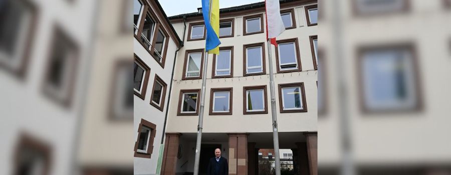 Stadt Worms hisst Ukraine-Flagge als Zeichen der Solidarität