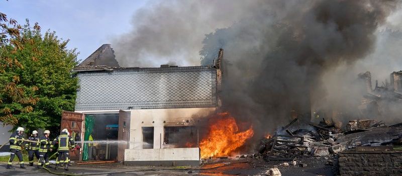 Nach Explosion: Flammen zerstören Wohnhaus