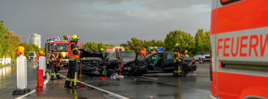 Auto kracht auf Gegenfahrbahn: Zwei Personen schwer verletzt