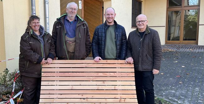 Neuer Tisch, neue Bänke und eine Wellenliege am Spielplatz