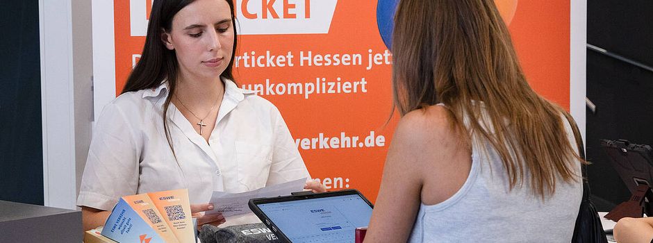 Hunderte Wiesbadener sichern sich auf den letzten Drücker ihr Schülerticket