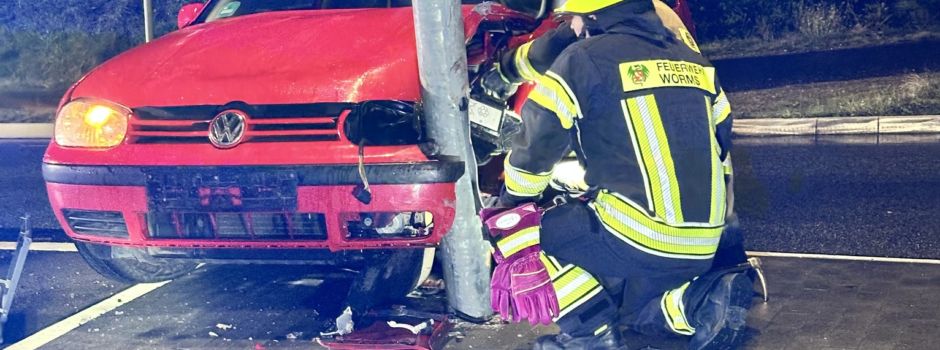 Unfall in Worms: Auto schleudert gegen Laterne