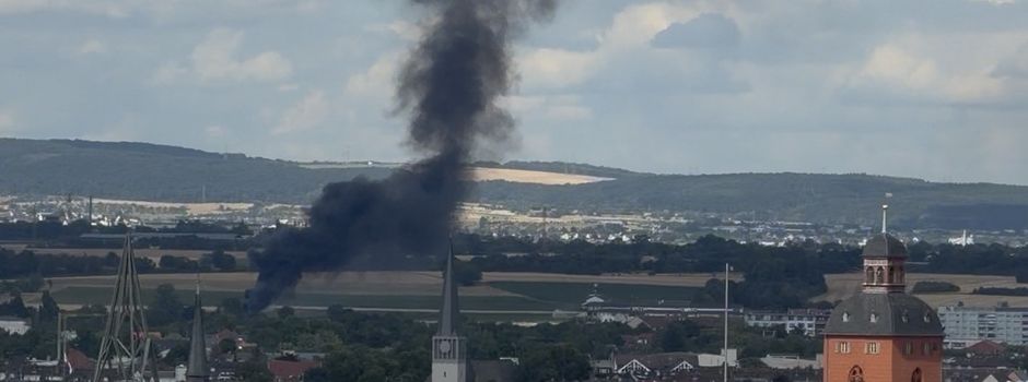 Feuer in Kastel: Riesige Rauchwolke auch in Mainz zu sehen