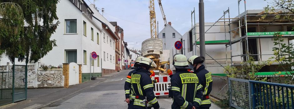 Kran stürzt auf Gebäude: Großeinsatz in Erbenheim