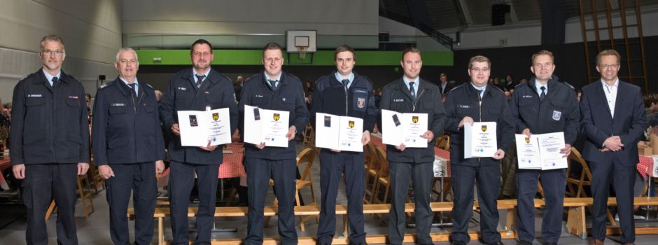 Verbandsgemeinde Hachenburg ehrt langjährige Feuerwehrleute und verpflichtet 19 neue Feuerwehrmitglieder
