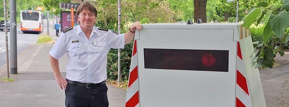 Neuer Blitzer-Anhänger in Wiesbaden: Was passiert, wenn man vor ihm warnt