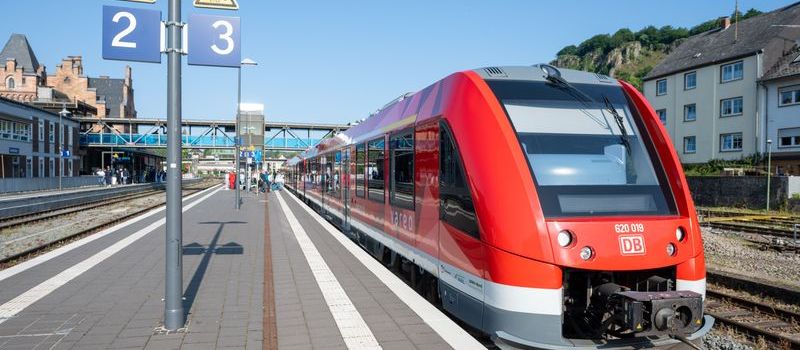 Koblenz: Unbekannte beschädigen Hochspannungskabel an Bahnstrecke