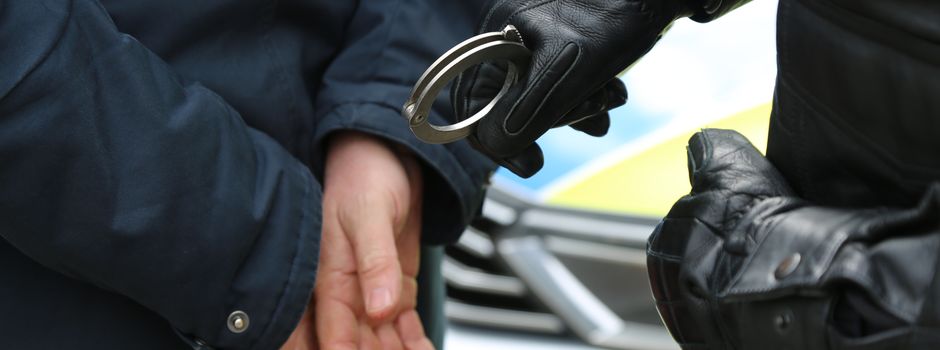 Mann schlägt Polizeibeamten mit der Faust ins Gesicht