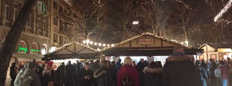 Mainzer OB Haase schenkt Glühwein auf Weihnachtsmarkt aus