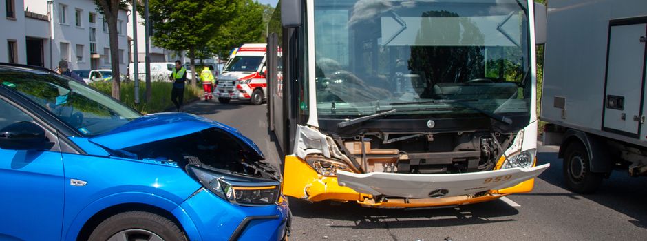 Zwei Verletzte bei Unfall zwischen Bus und Auto in Mainz