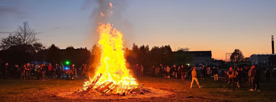 Osterfeuer in Neverin