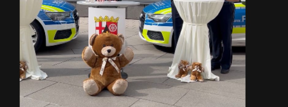Mainzer Polizeiwagen werden mit Teddys ausgestattet