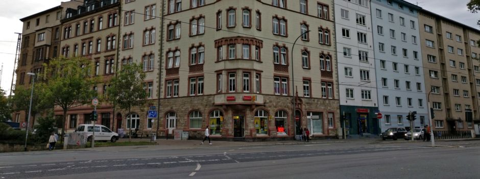 Radfahrer schubst Autofahrer – der schlägt mit Kopf auf Boden auf