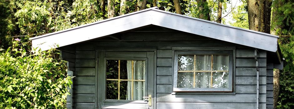 Radfahrer überschlägt sich und landet auf Nieder-Olmer Gartenlaube