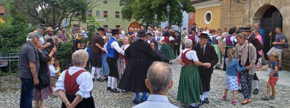 Oberpfälzer Trachtler feiern „Tag der Tracht“ in Hirschau