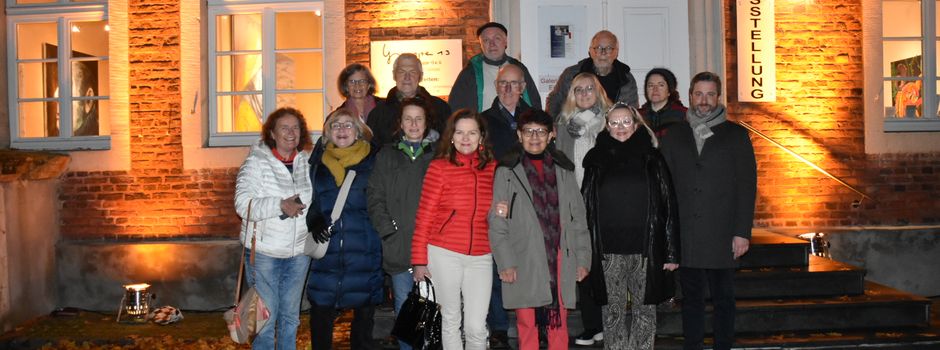 Nein zu Gewalt gegen Frauen: Fahne am Rathaus und die Gruppe 13 lässt Haus Samson orange erstrahlen