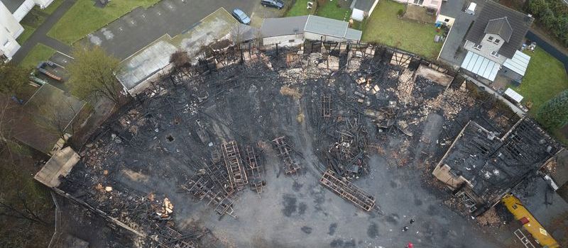Neuwied-Engers: Fünf Feuerwehrleute bei Brand in Lokschuppen verletzt