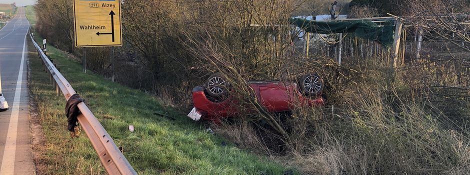 Schwerer Verkehrsunfall: Auto überschlägt sich