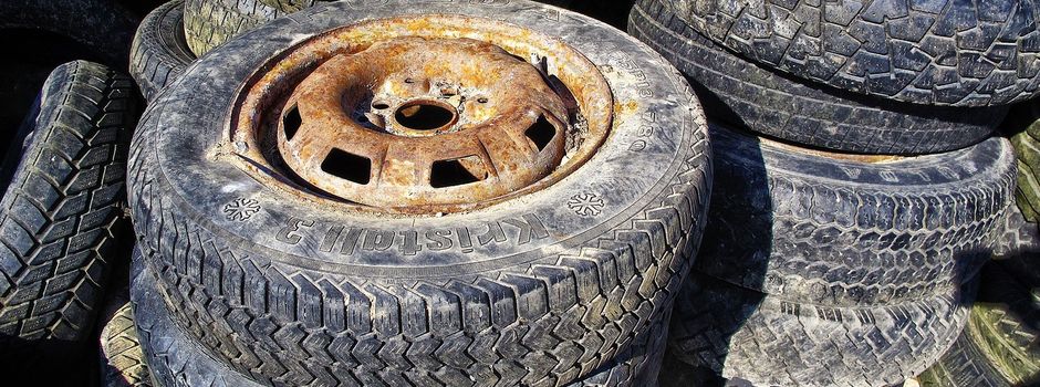 !!! Achtung !!! illegale Müllentsorgung (Altreifen) bei den Glascontainern am Ende der Friedhofstraße