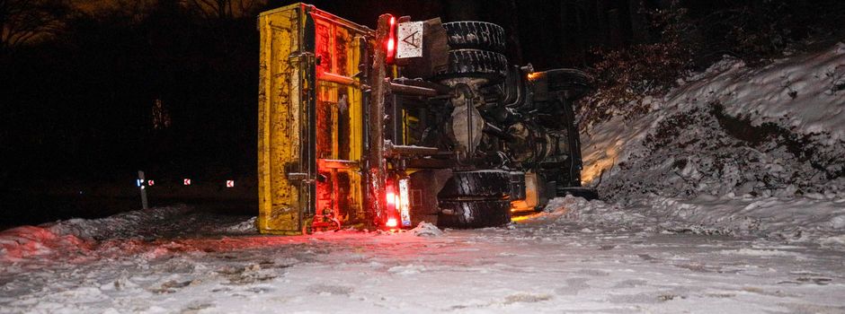Lkw kippt auf schneebedeckter Straße um