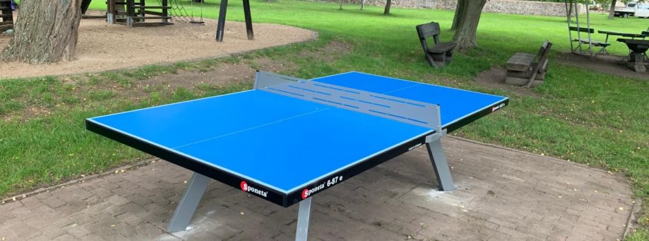 Neue Tischtennisplatte auf dem Spielplatz