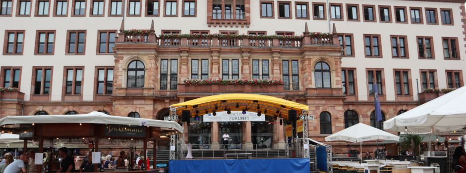 Mann entblößt sich vor Frau auf Rheingauer Weinwoche in Wiesbaden