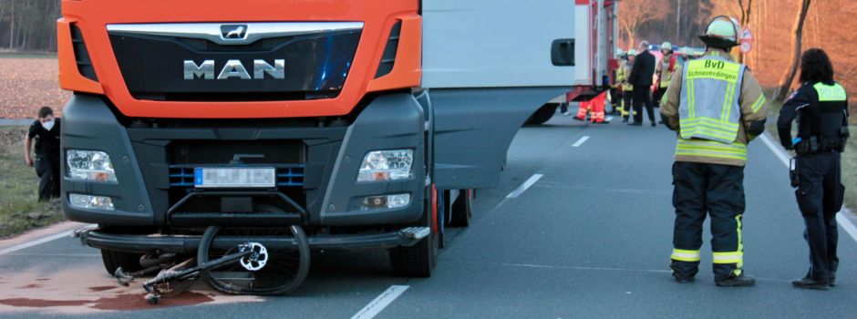 Radfahrer von Lkw überrollt