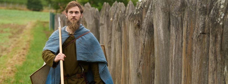 748 Kilometer zu Fuß: 27-Jähriger wandert Limesweg in germanischer Rüstung